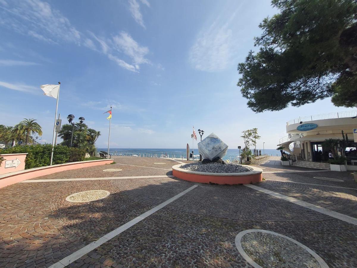 Appartamento In Centro A 30M Dal Mare سبوتورنو المظهر الخارجي الصورة